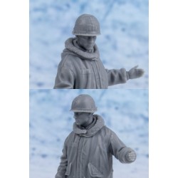 U.S. Soldier with fishtail parka (opening door) (3 heads) 1/35
