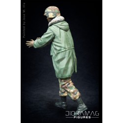 U.S. Soldier with fishtail parka (loading cargo) (3 heads) 1/35
