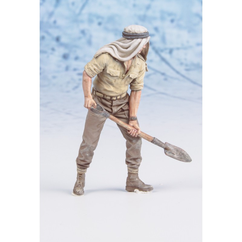 LRDG – Desert Scout - Digging, North Africa WWII 1/35